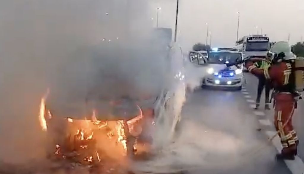 Una furgoneta en llamas y un conductor atrapado: dos accidentes en la SE-30 en apenas diez horas.