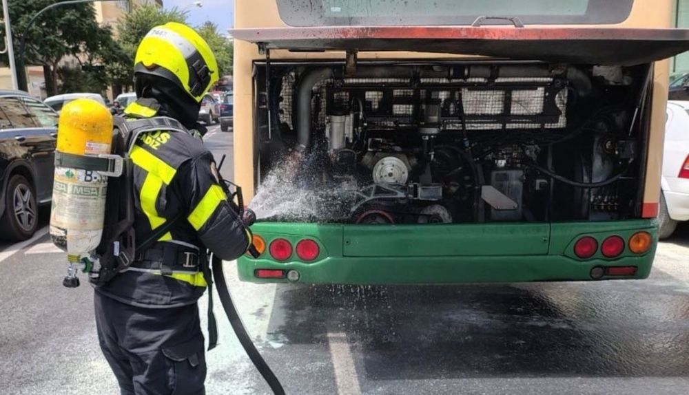 Bomberos actúan, este pasado jueves, ante el incendio de un autobús urbano en Cádiz.
