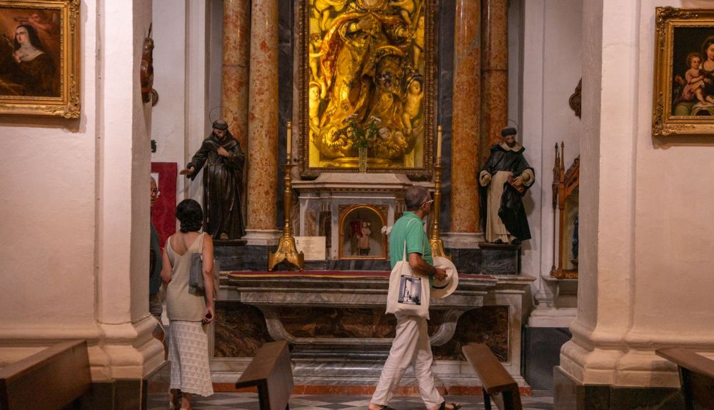 TURISTA EN LA IGLESIA DEL ROSARIO (GOYA)
