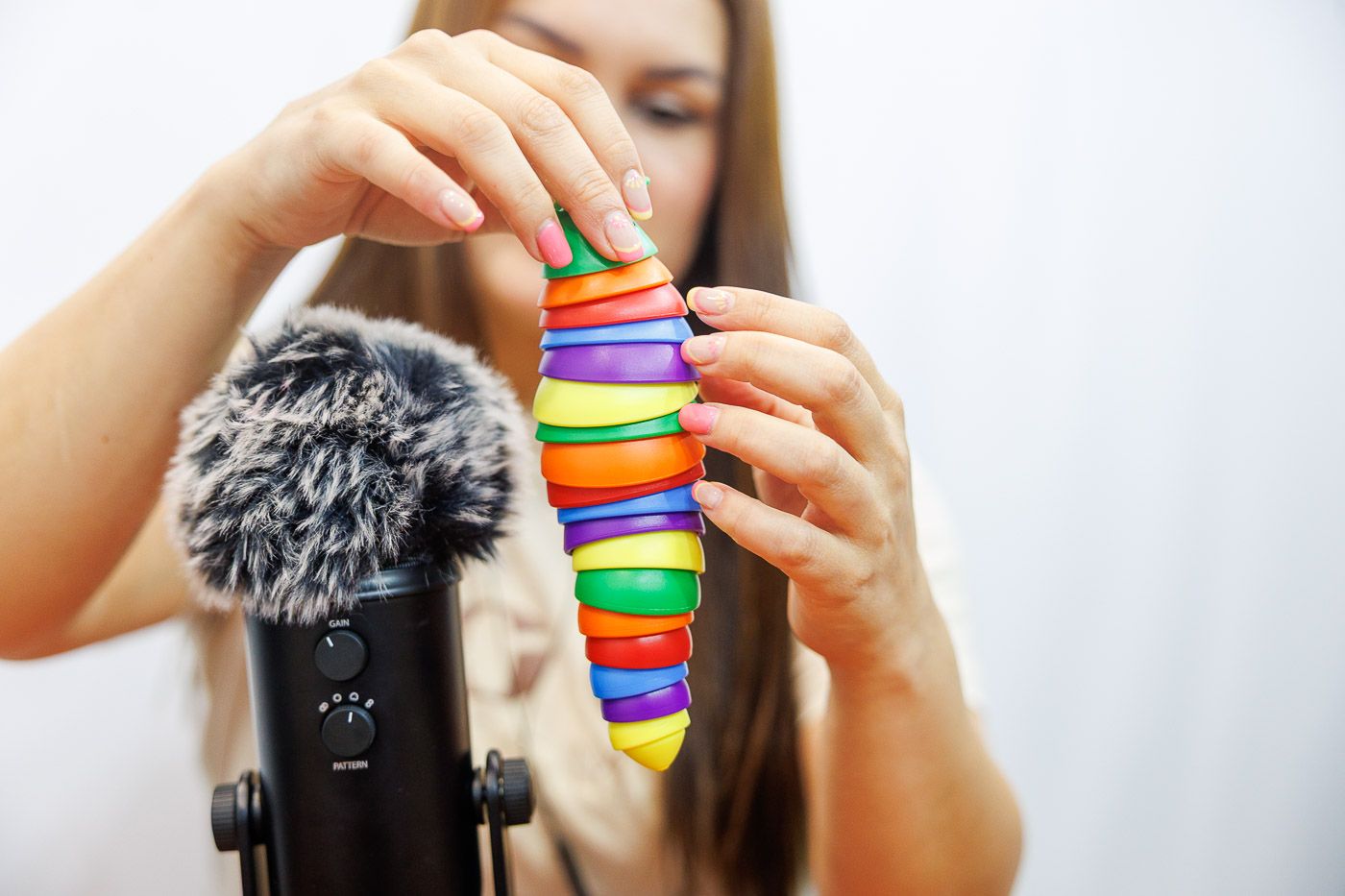Soul ASMR, haciendo sonidos con un juguete.