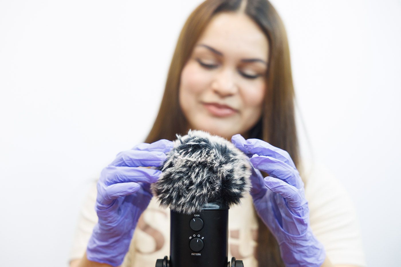Soul ASMR, haciendo sonidos con un guantes.