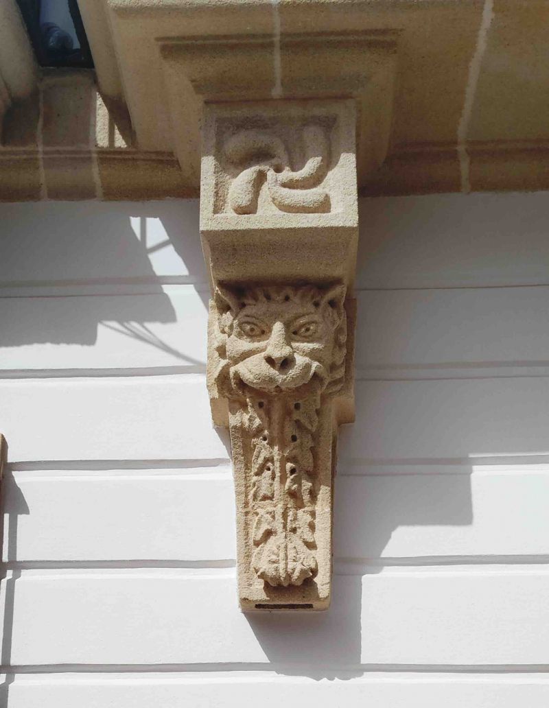 Ménsula con figura de león y encima el lauburu o Cruz Vasca