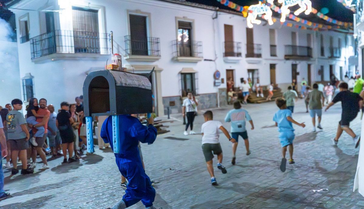 Corriendo tras los niños.