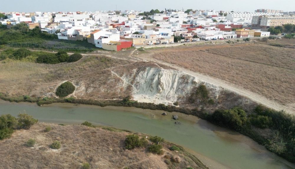 Imagen aérea de Chiclana con el río Iro en primer término.