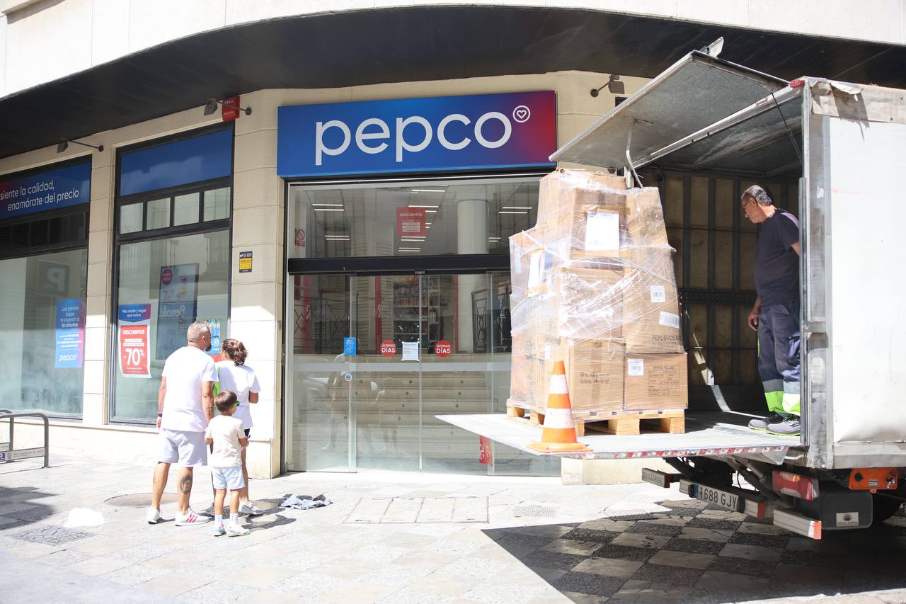 Desmontaje de la tienda de Pepco en el centro de Jerez, este viernes.