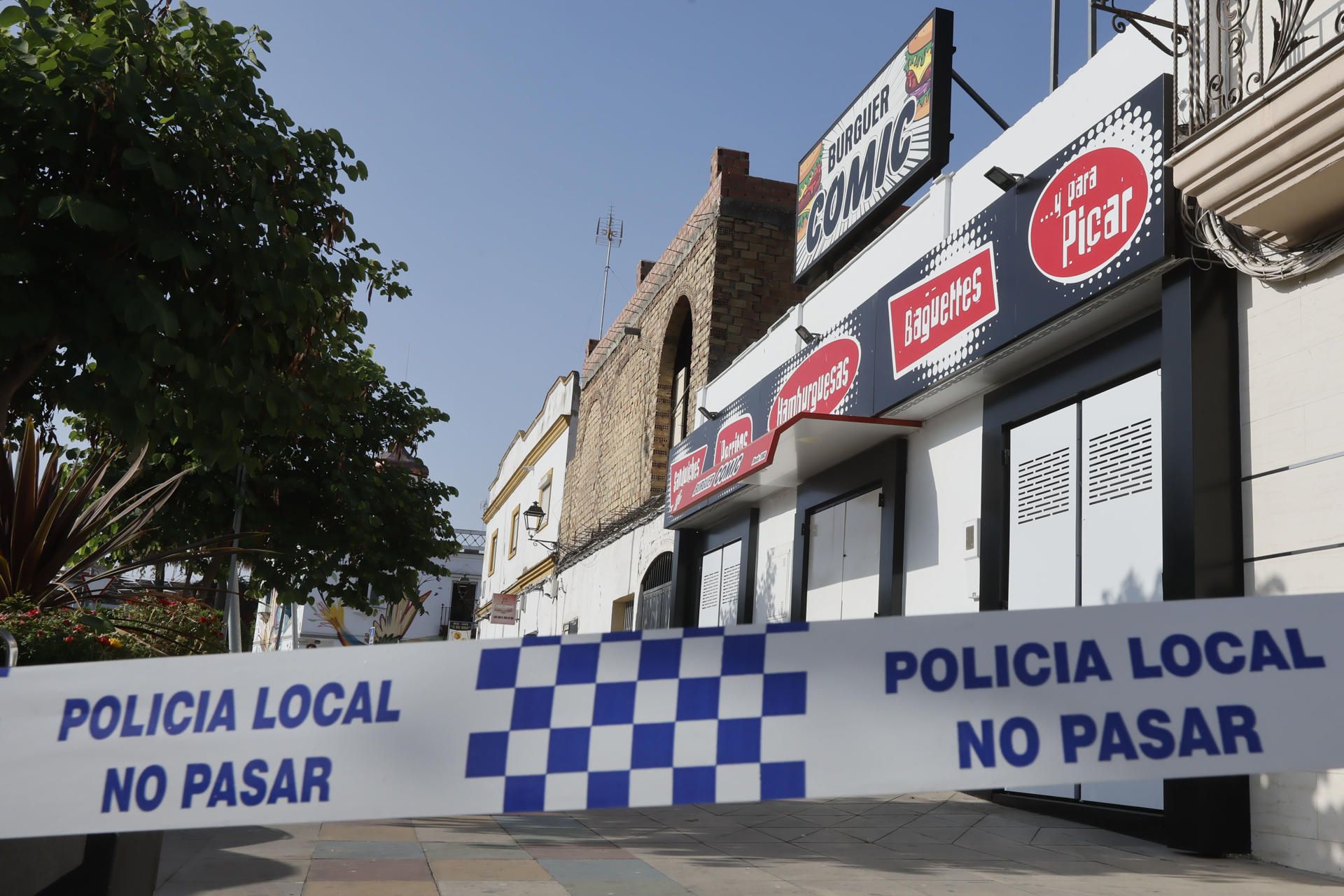 Escena del crimen ante el bar de Las Cabezas donde se inició la reyerta, este pasado viernes.