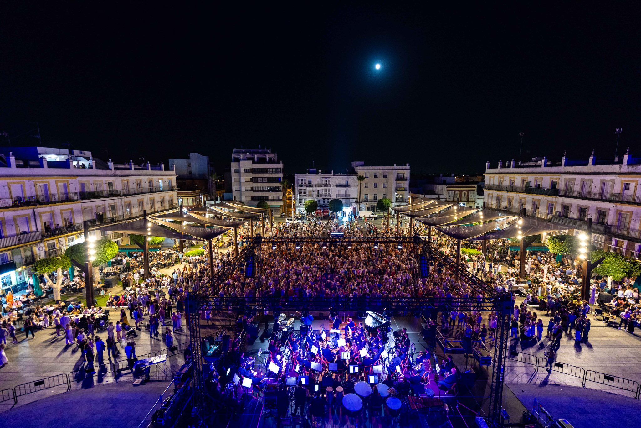 Aspecto que presentaba la Plaza del Rey, anoche durante el concierto de Antonio Lizana y la Banda Ciudad de San Fernando.