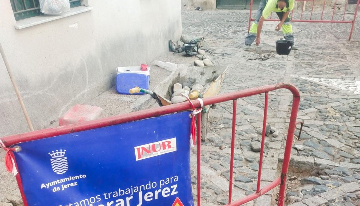 El adoquinado no se toca: rehabilitan el empedrado de esta calle del centro de Jerez.