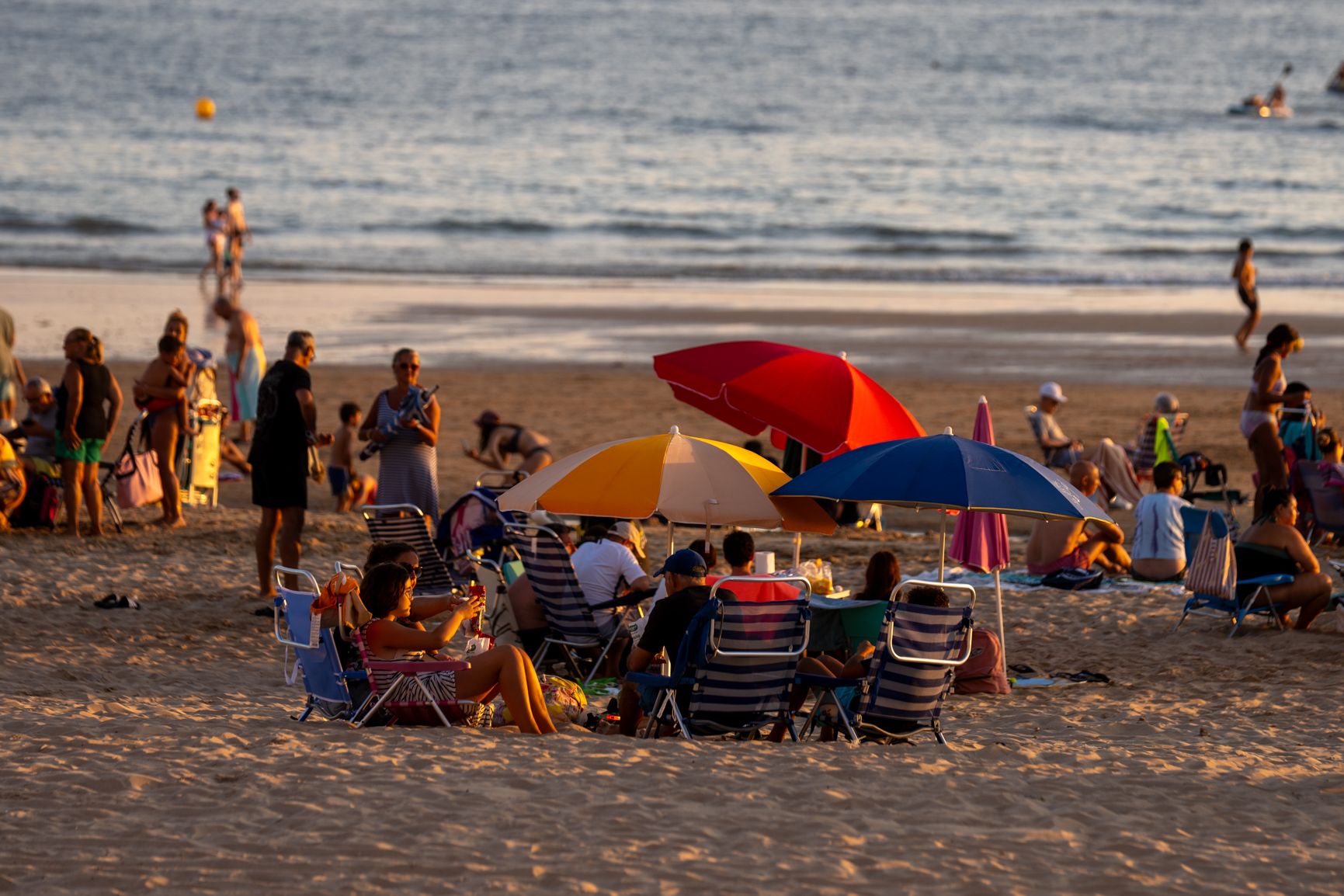 Las playas de Cádiz sin barbacoas en el Trofeo Carranza... y otras imágenes de la 'Champions gaditana'.