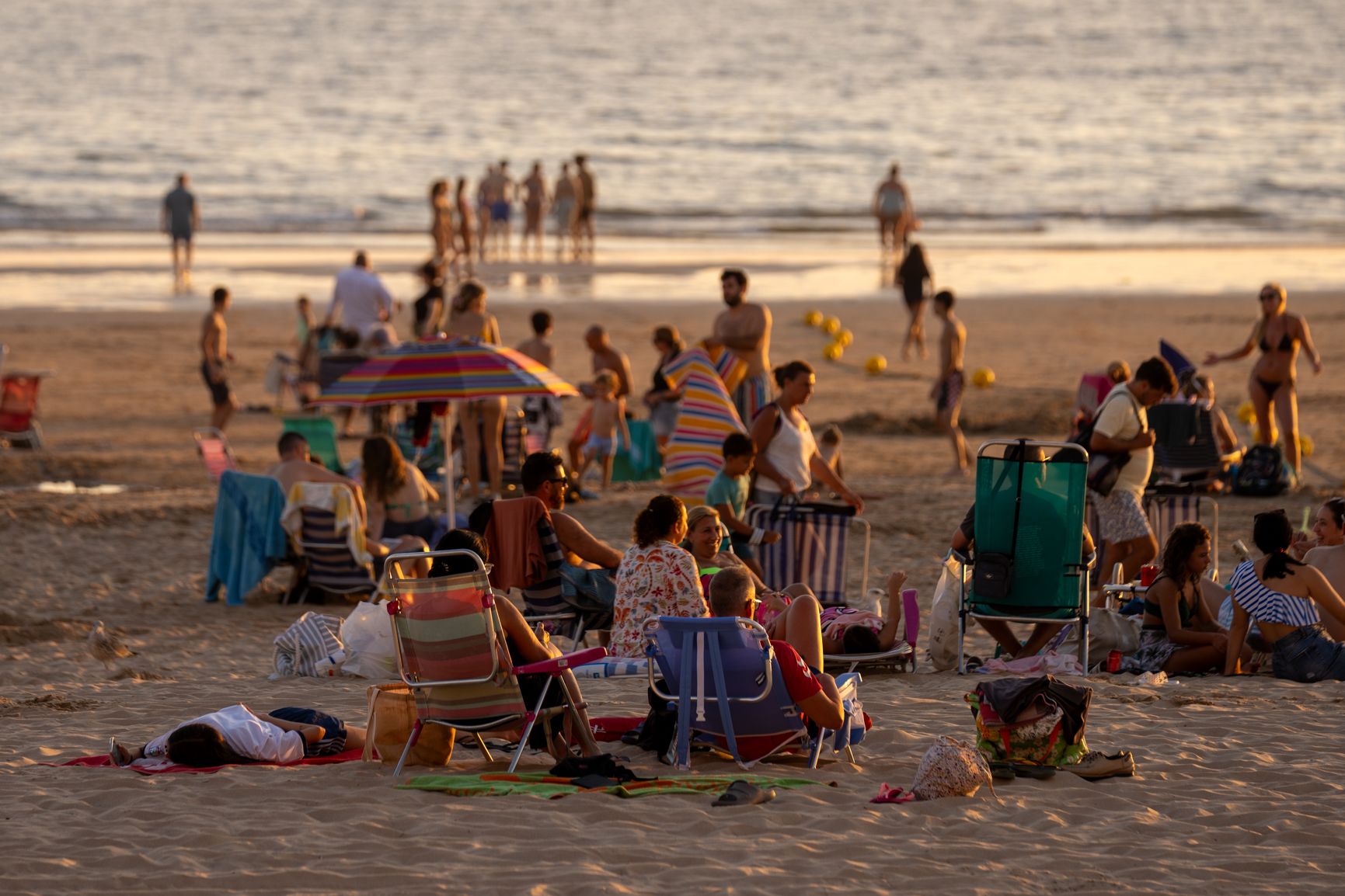Las playas de Cádiz sin barbacoas en el Trofeo Carranza... y otras imágenes de la 'Champions gaditana'.