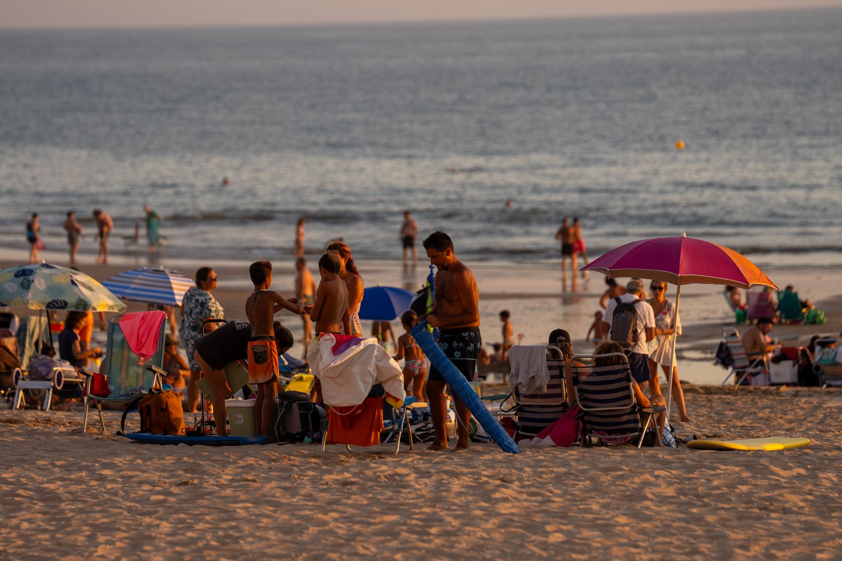 Las playas de Cádiz sin barbacoas en el Trofeo Carranza... y otras imágenes de la 'Champions gaditana'.