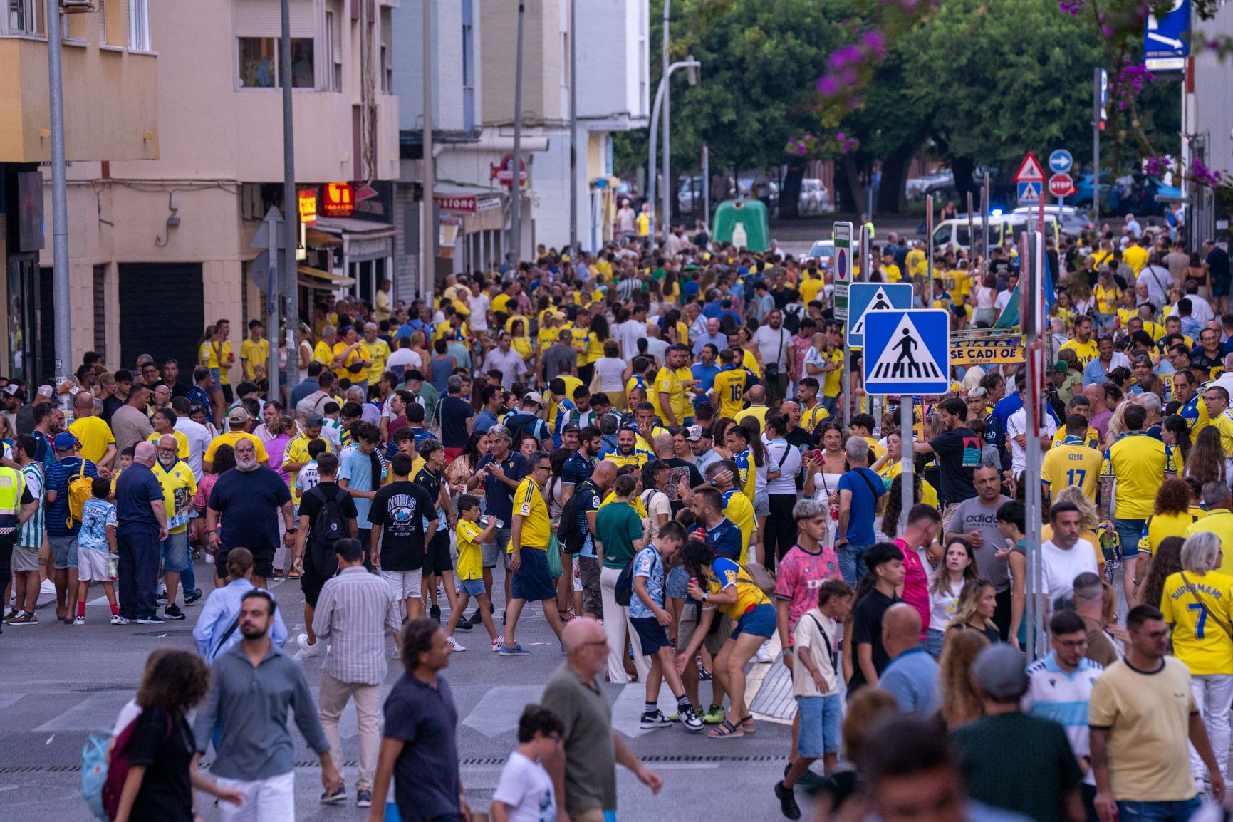 Las playas de Cádiz sin barbacoas en el Trofeo Carranza... y otras imágenes de la 'Champions gaditana'.