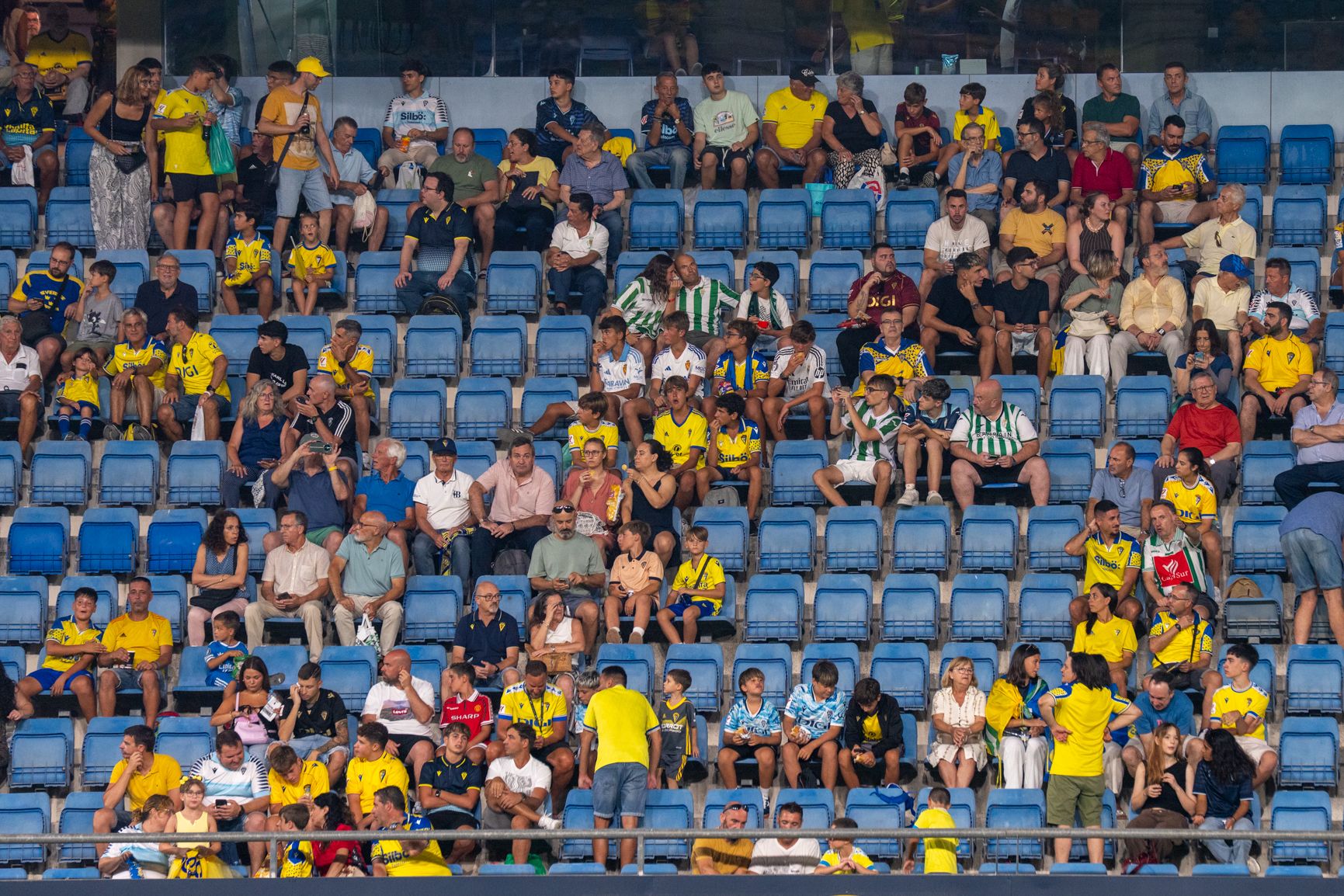 Aspecto semivacío de parte el graderío.