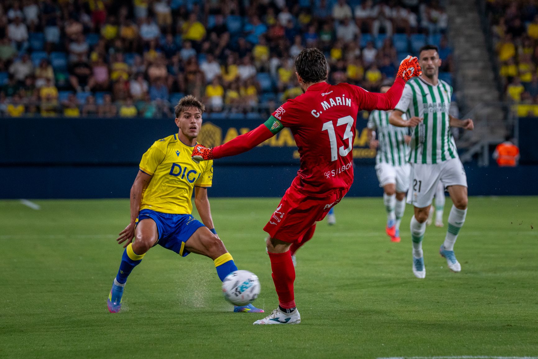 Un lance del choque entre el Cádiz CF y el Córdoba CF.