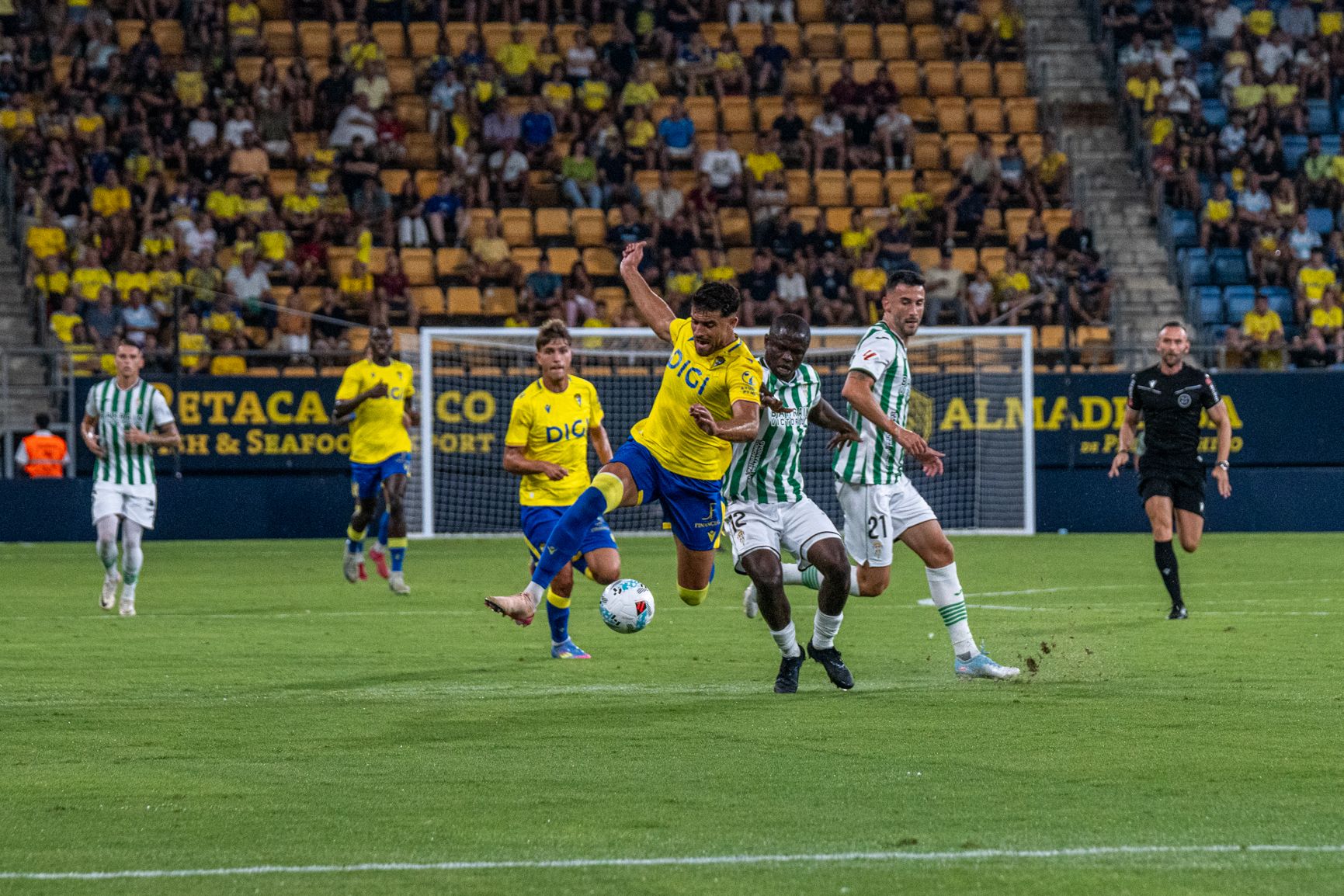 Momento del partido entre el Cádiz CF y el Córdoba CF en el Trofeo Carranza.