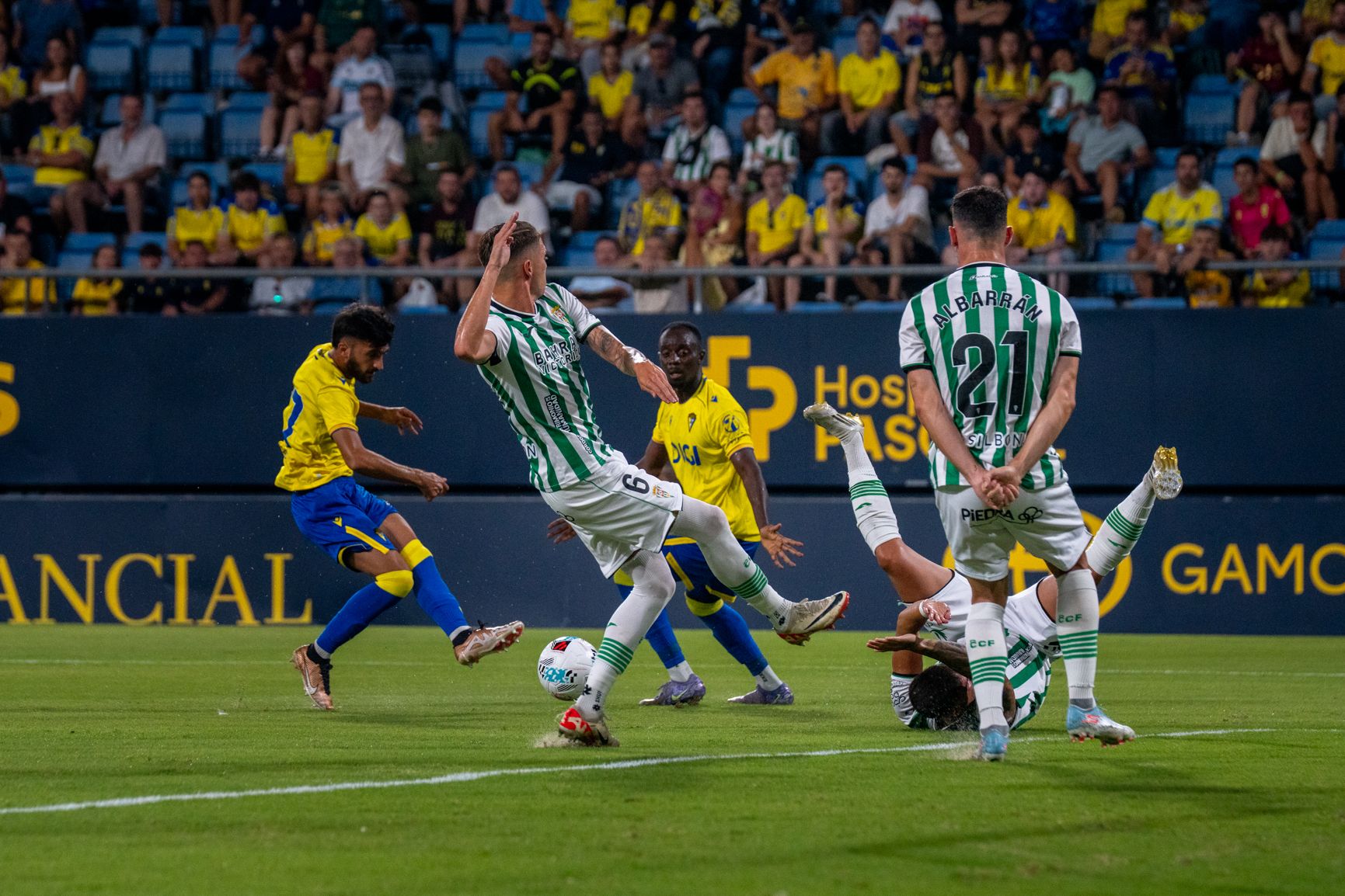 Momento del partido entre el Cádiz CF y el Córdoba CF en el Trofeo Carranza.