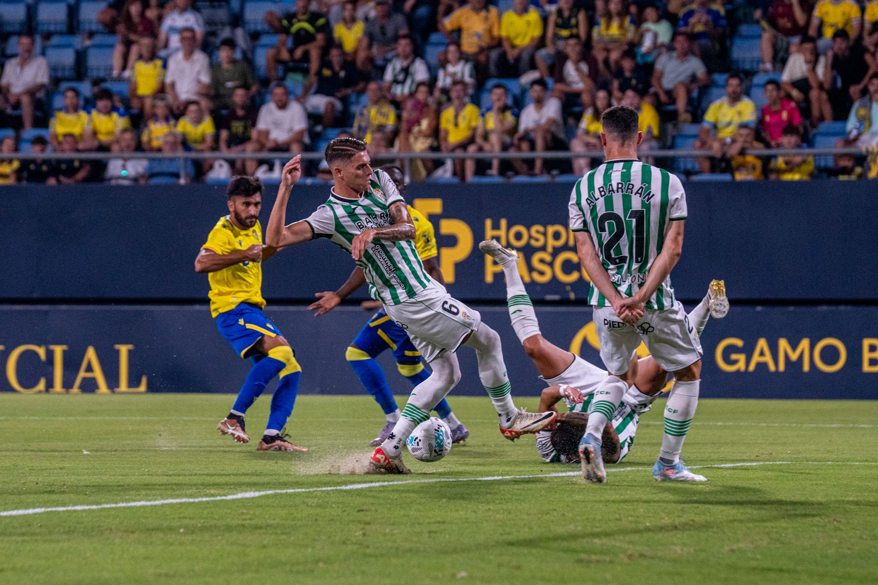 Momento del partido entre el Cádiz CF y el Córdoba CF en el Trofeo Carranza.