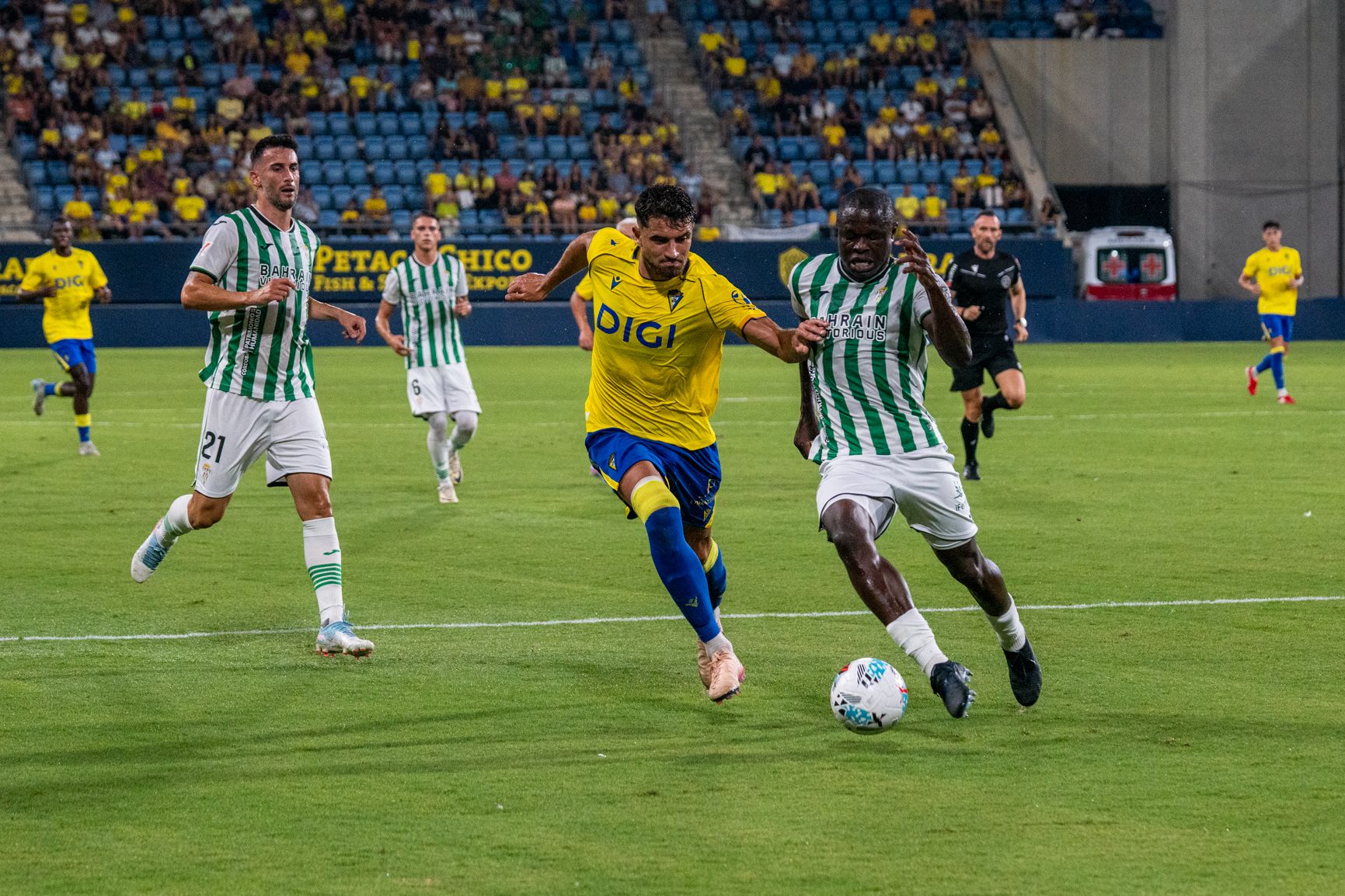 Momento del partido entre el Cádiz CF y el Córdoba CF en el Trofeo Carranza.