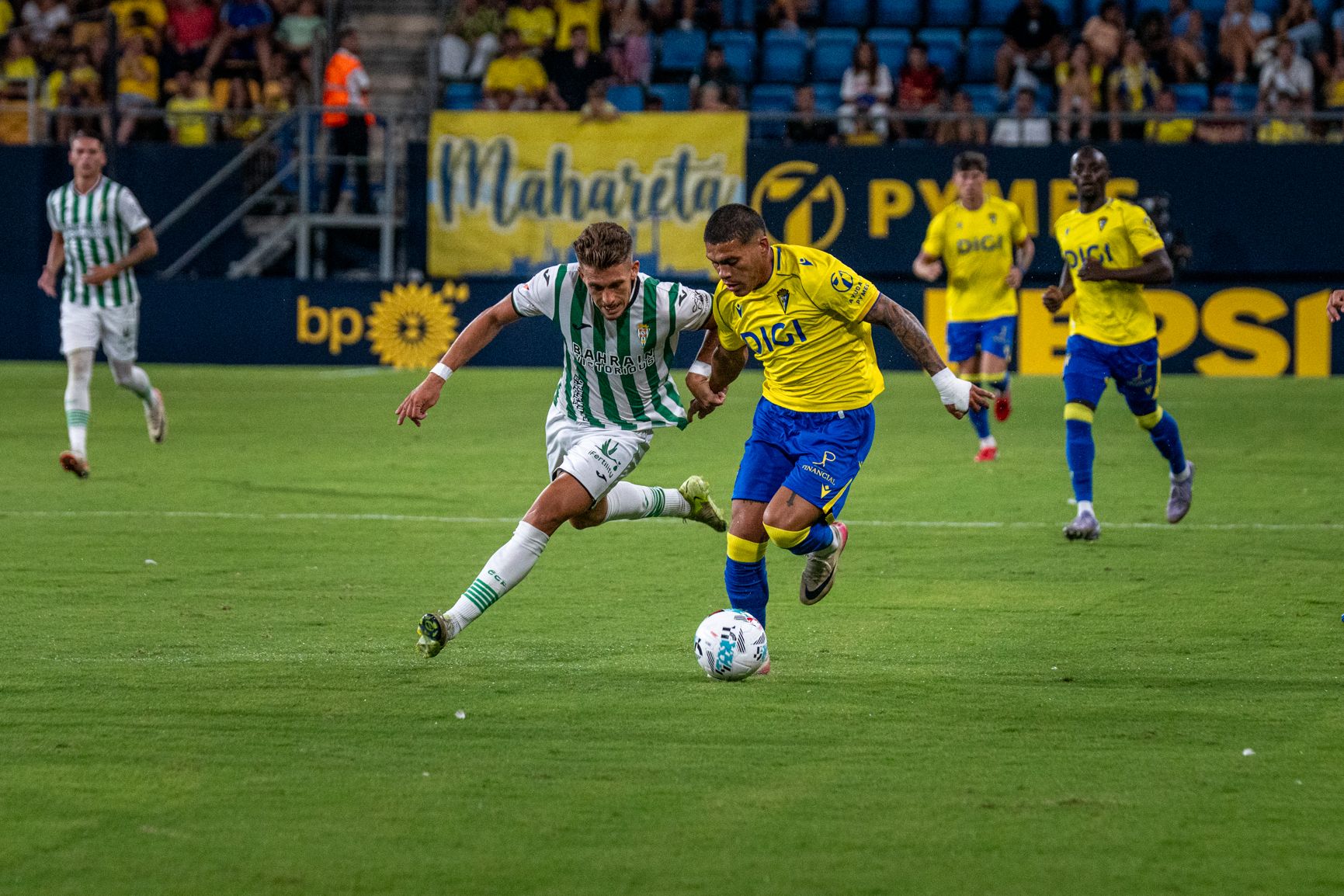 Momento del partido entre el Cádiz CF y el Córdoba CF en el Trofeo Carranza.