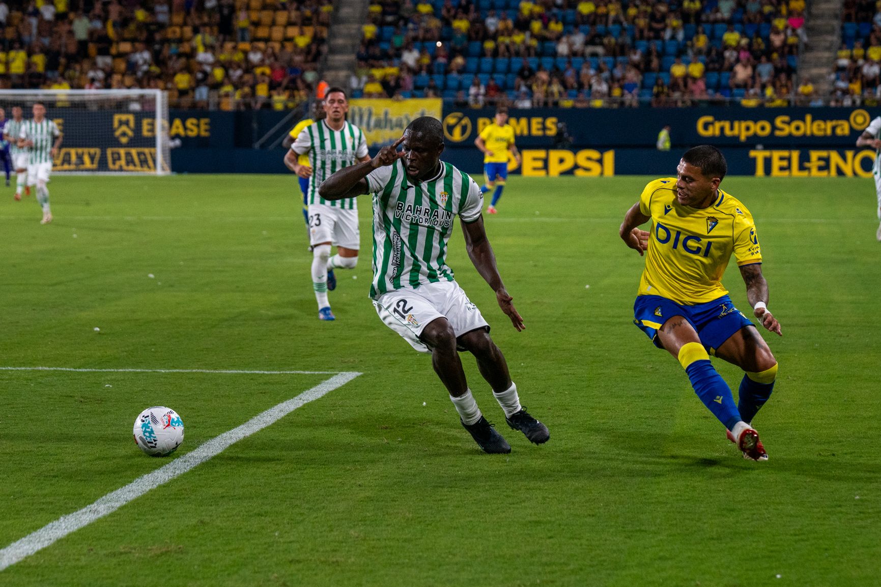 Momento del partido entre el Cádiz CF y el Córdoba CF en el Trofeo Carranza.
