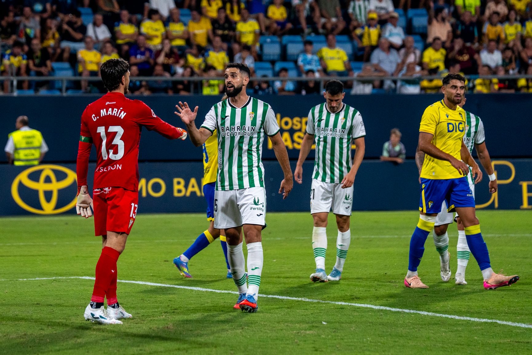 Momento del partido entre el Cádiz CF y el Córdoba CF en el Trofeo Carranza.