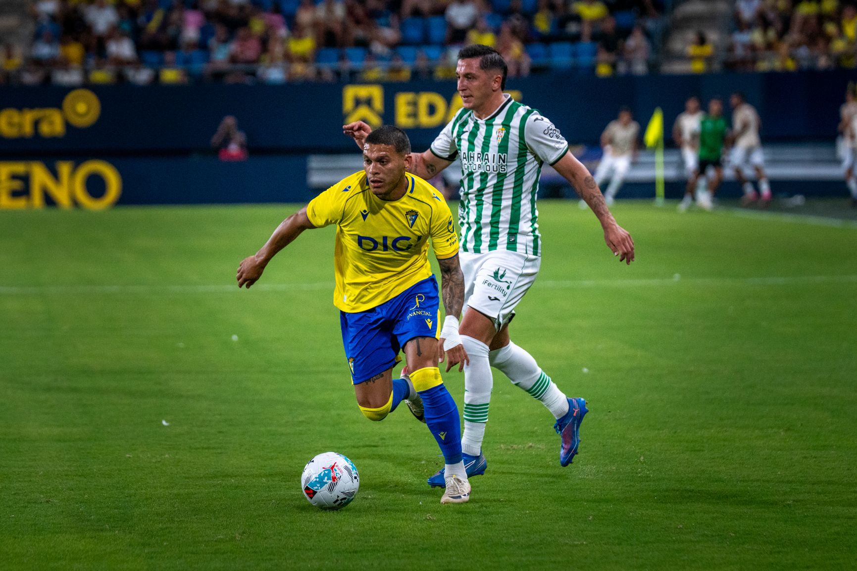 Momento del partido entre el Cádiz CF y el Córdoba CF en el Trofeo Carranza.