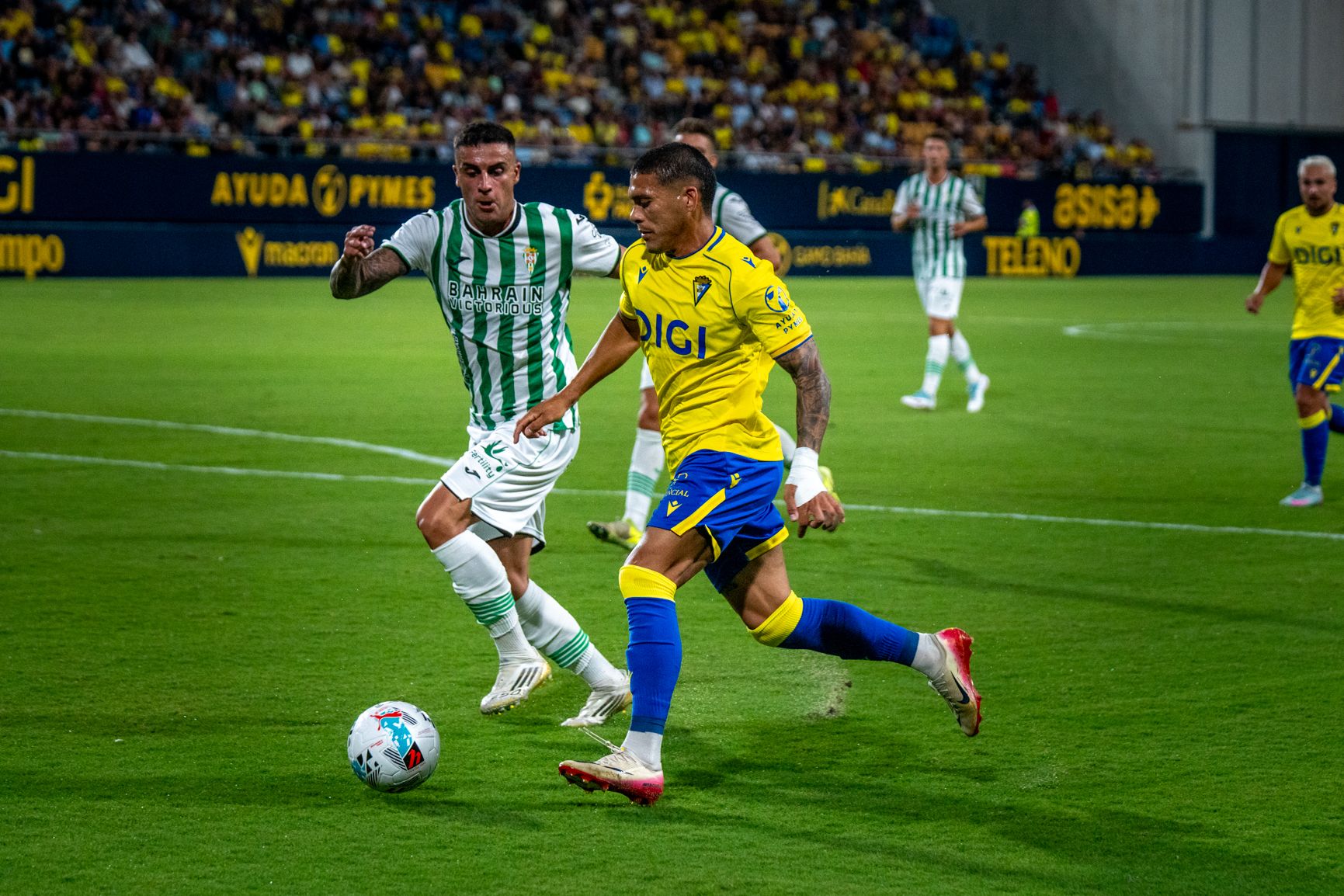 Momento del partido entre el Cádiz CF y el Córdoba CF en el Trofeo Carranza.