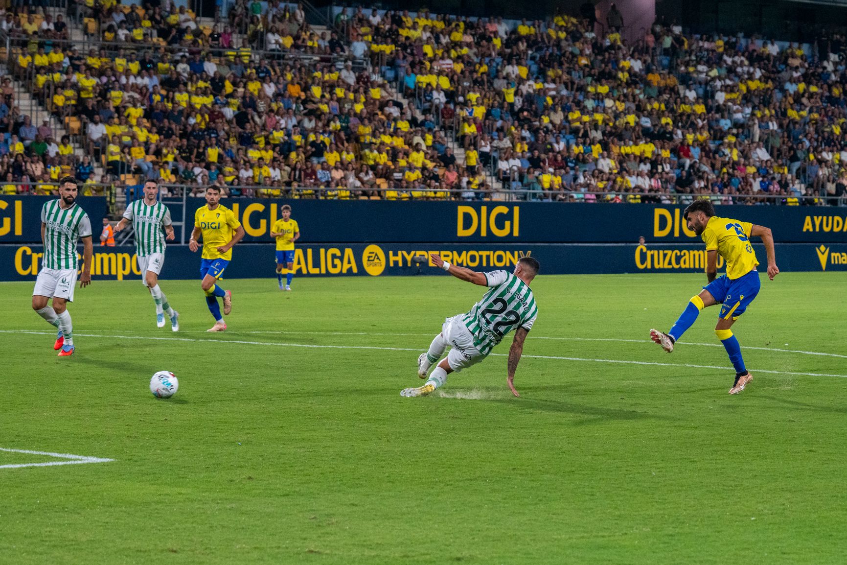 Momento del partido entre el Cádiz CF y el Córdoba CF en el Trofeo Carranza.
