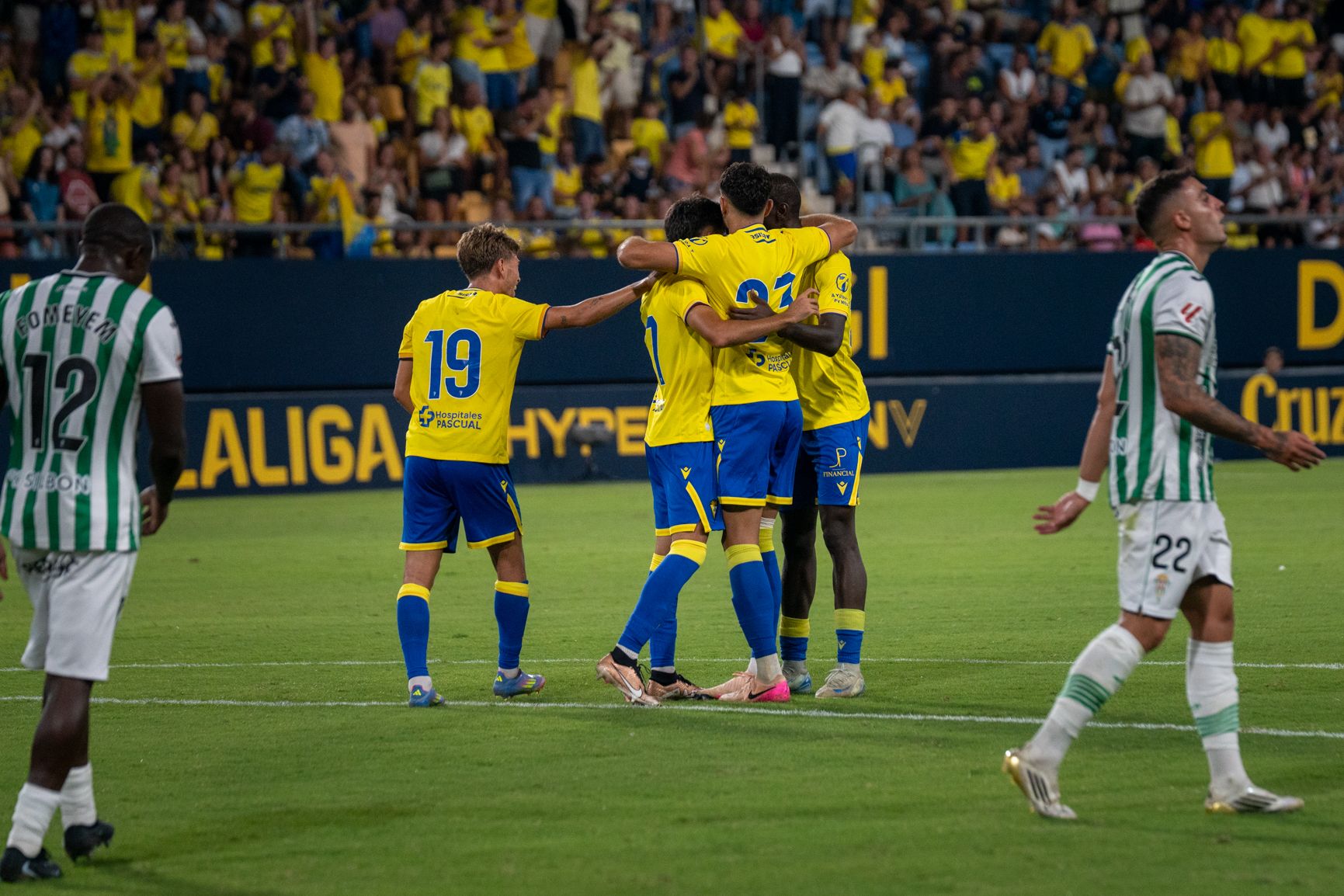Jugadores del Cádiz CF celebran el tanto que les ponía en ventaja.