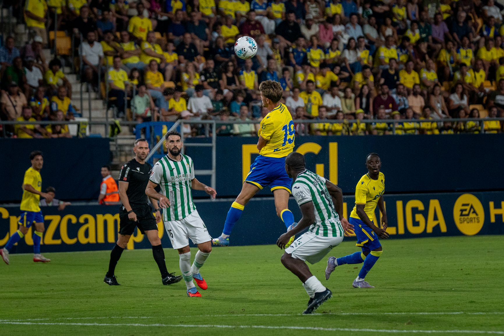 Momento del partido entre el Cádiz CF y el Córdoba CF en el Trofeo Carranza.