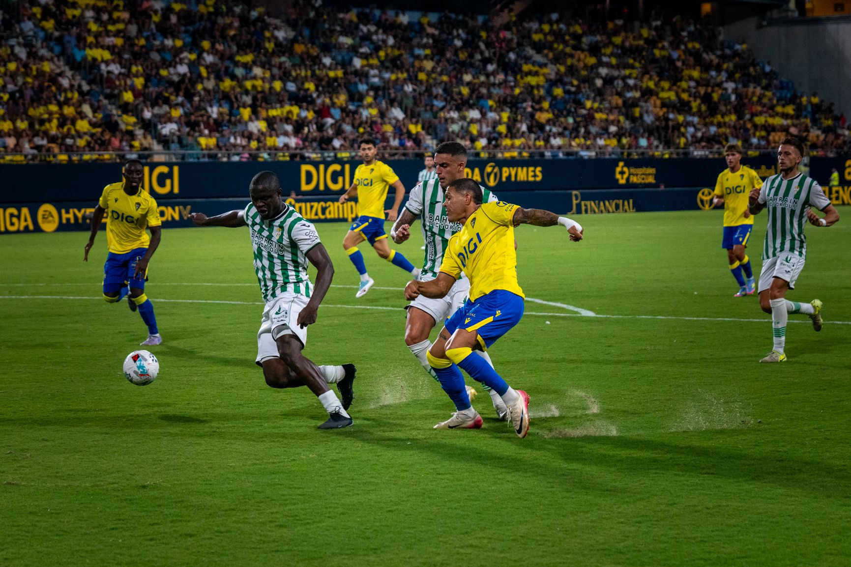 Momento del partido entre el Cádiz CF y el Córdoba CF en el Trofeo Carranza.