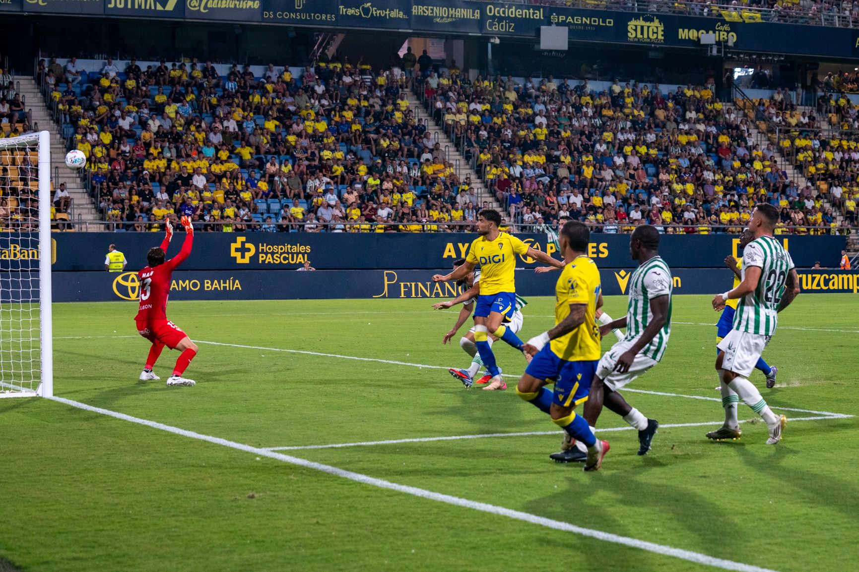 Momento del partido entre el Cádiz CF y el Córdoba CF en el Trofeo Carranza.