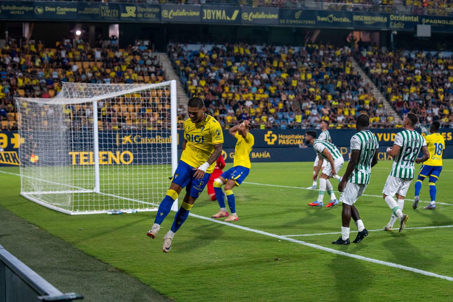 Momento del partido entre el Cádiz CF y el Córdoba CF en el Trofeo Carranza.