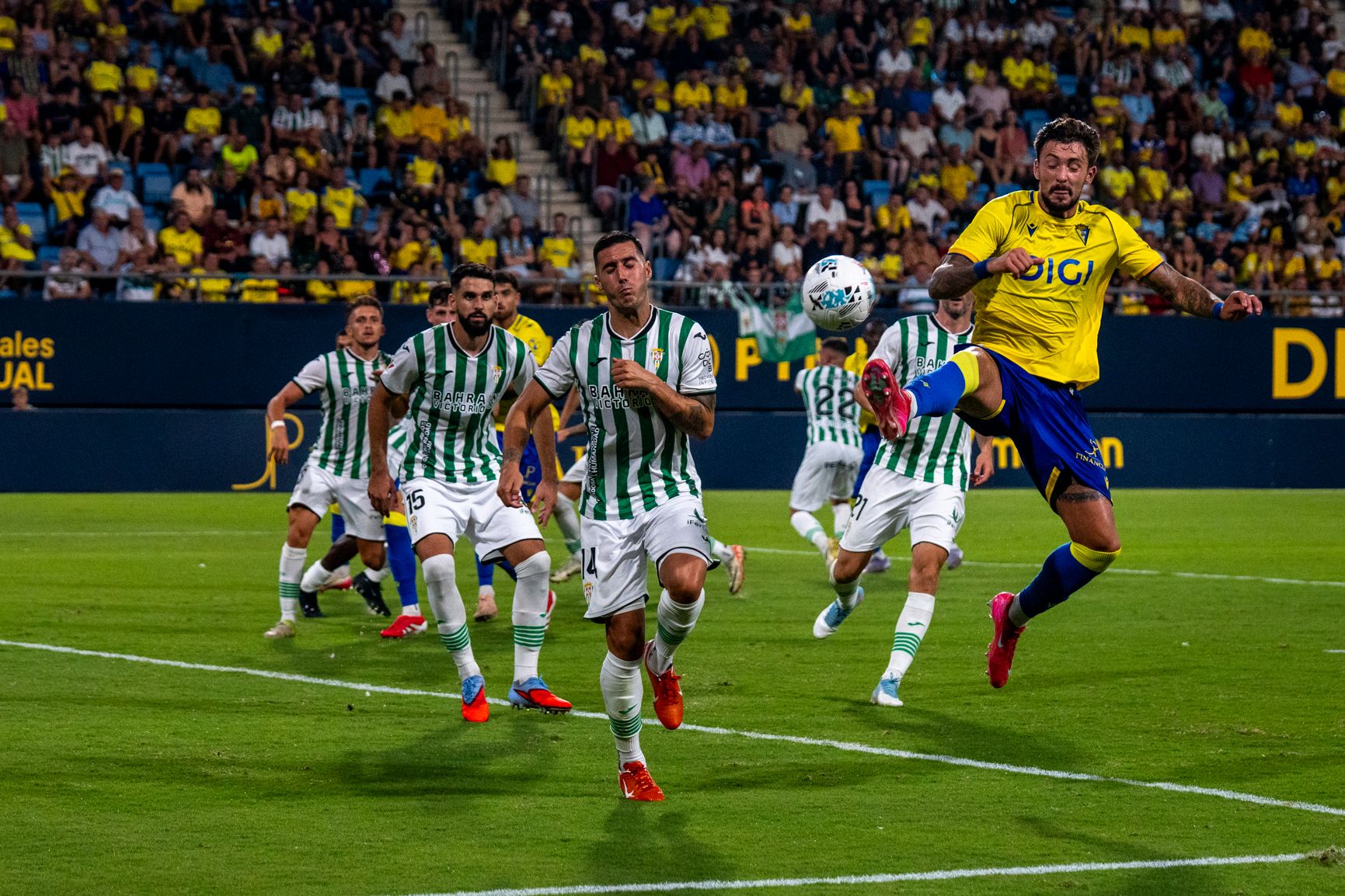 Momento del partido entre el Cádiz CF y el Córdoba CF en el Trofeo Carranza.