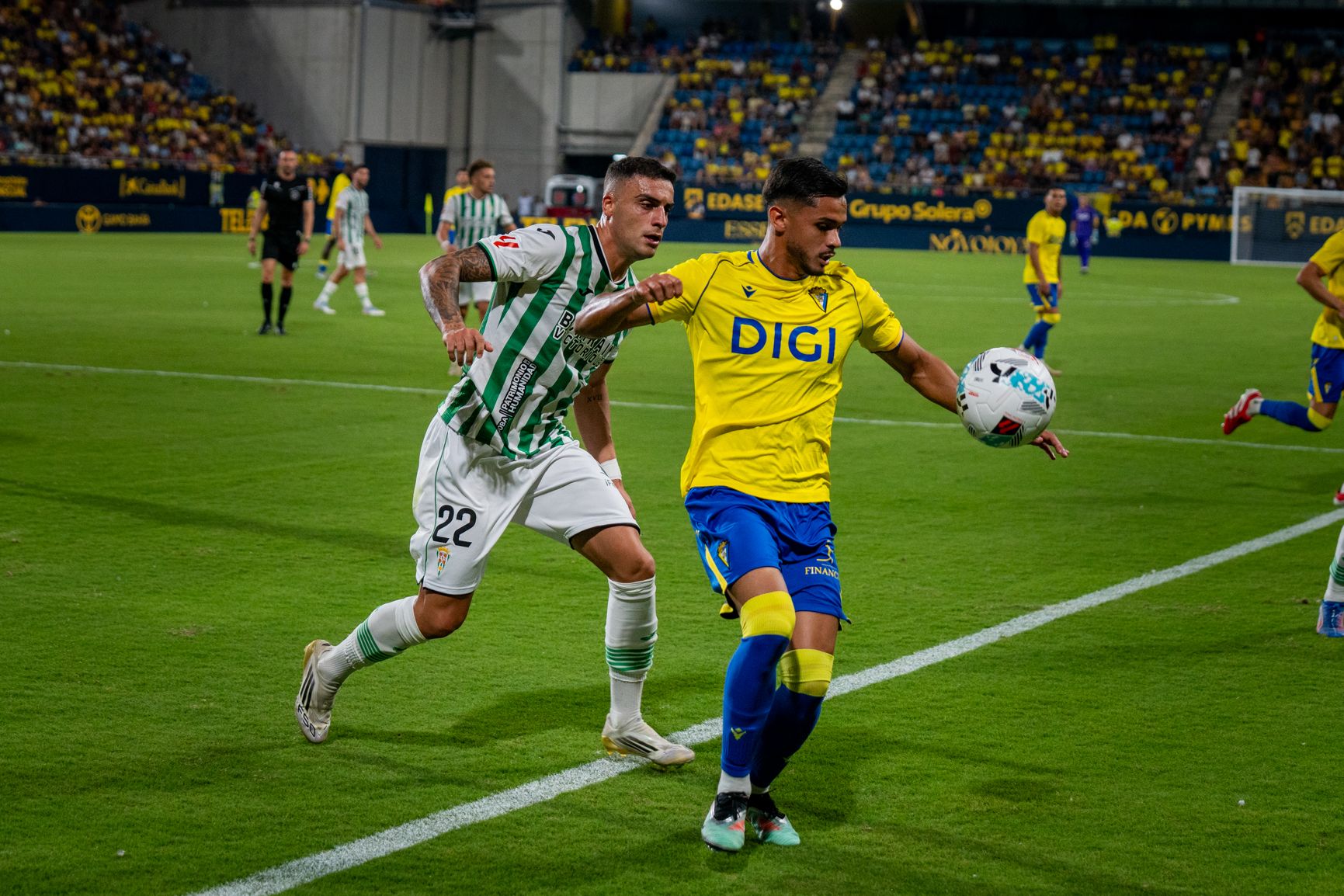 Momento del partido entre el Cádiz CF y el Córdoba CF en el Trofeo Carranza.