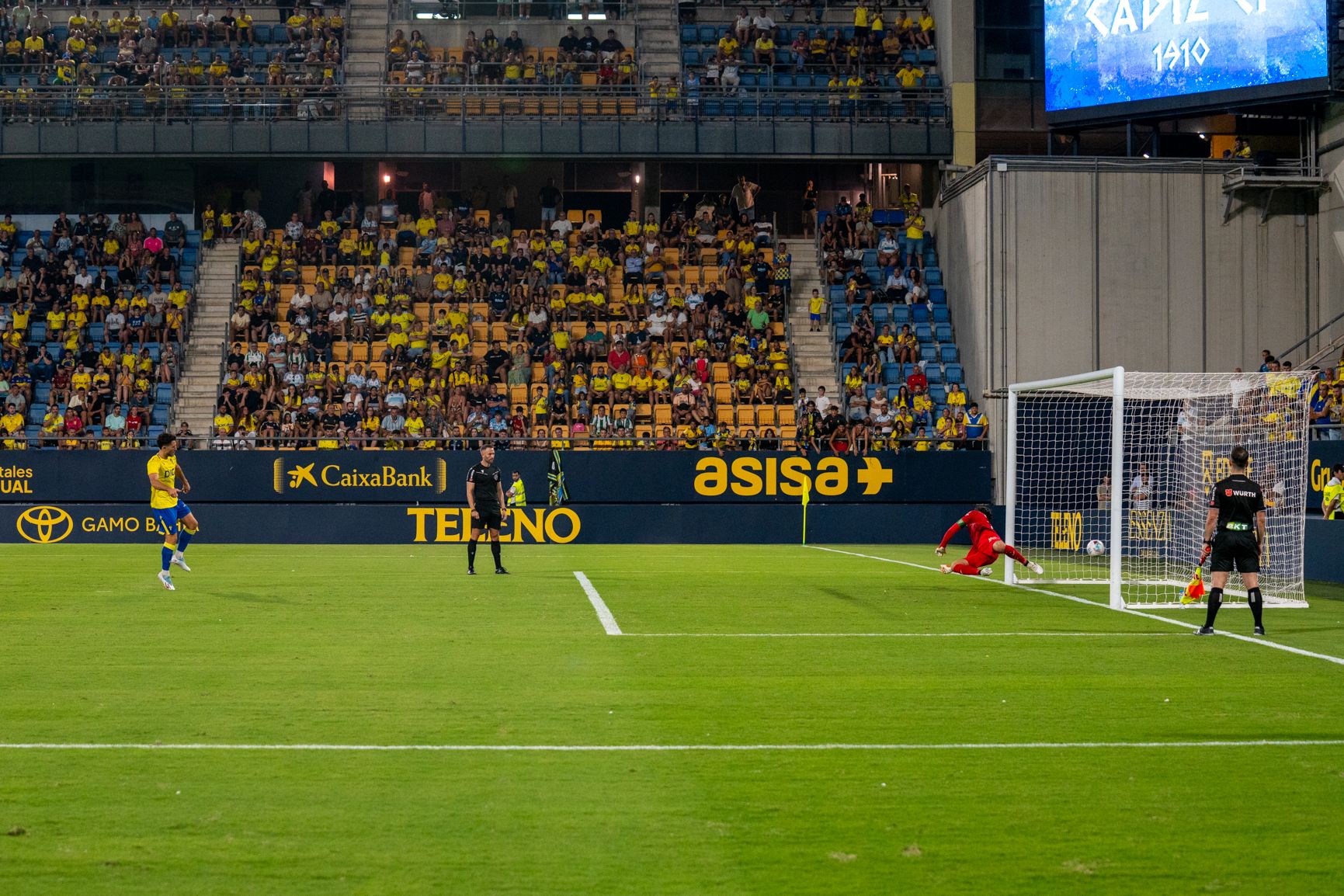 Momento del partido entre el Cádiz CF y el Córdoba CF en el Trofeo Carranza.