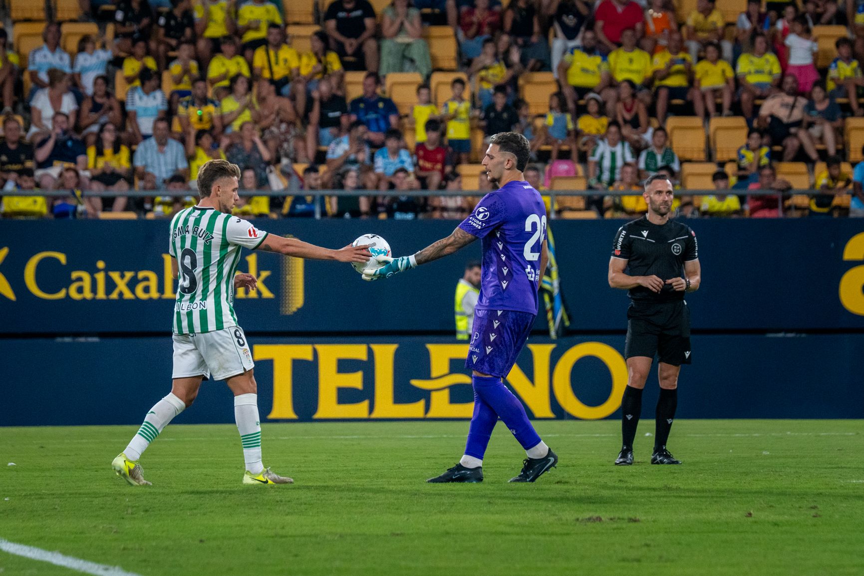 Momento del partido entre el Cádiz CF y el Córdoba CF en el Trofeo Carranza.
