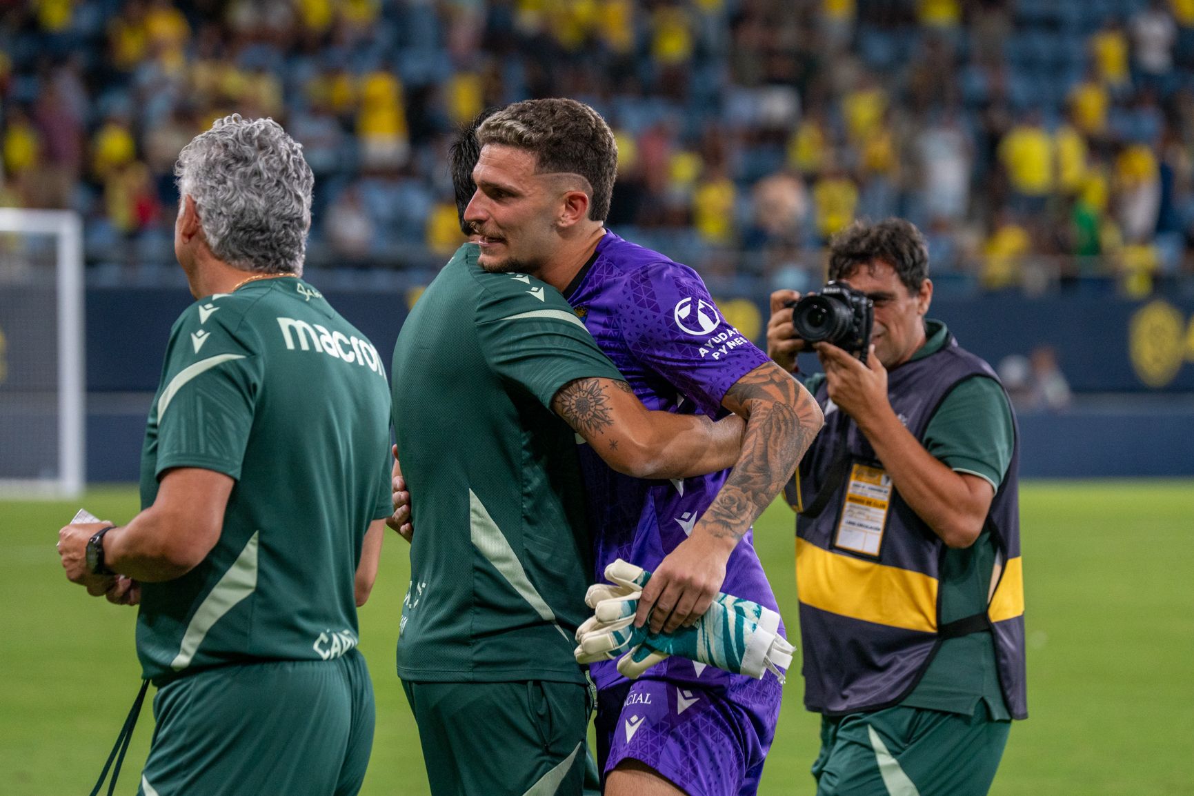 Abrazos tras la victoria.