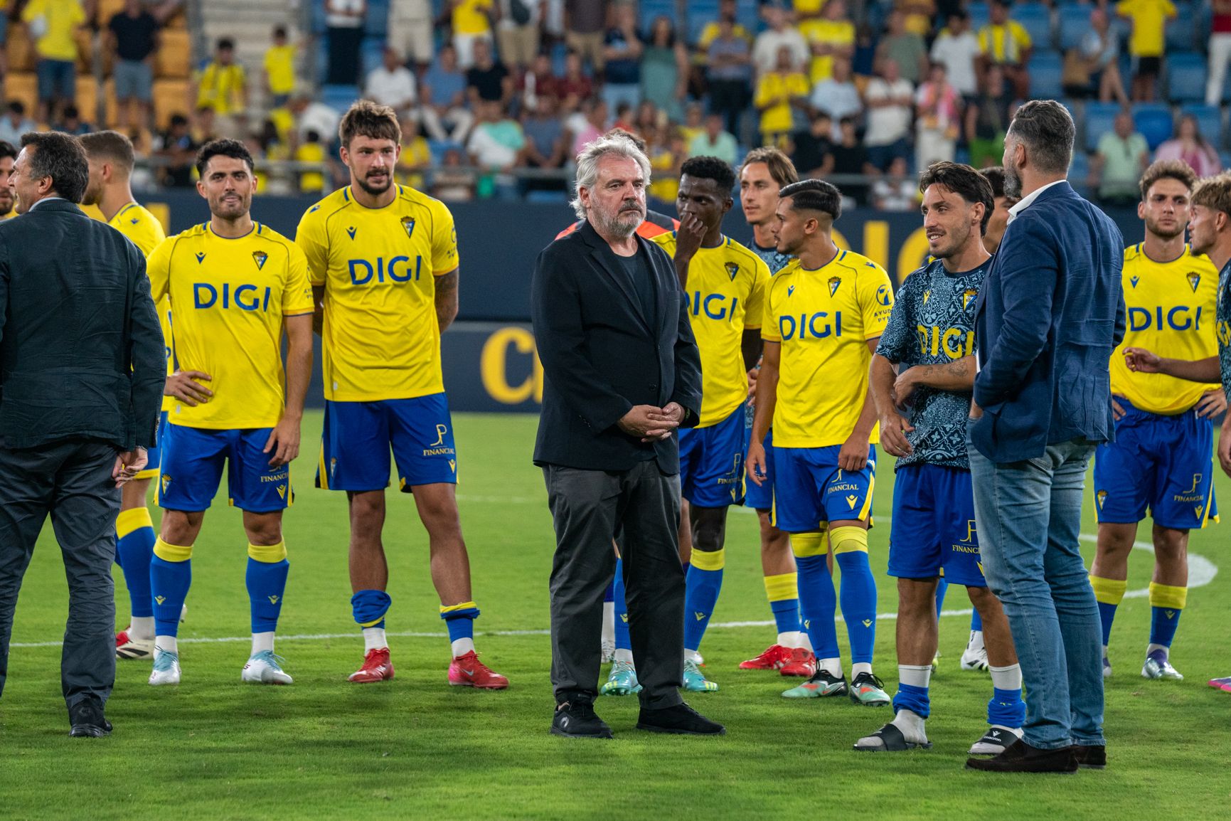 El presidente saluda a los jugadores.