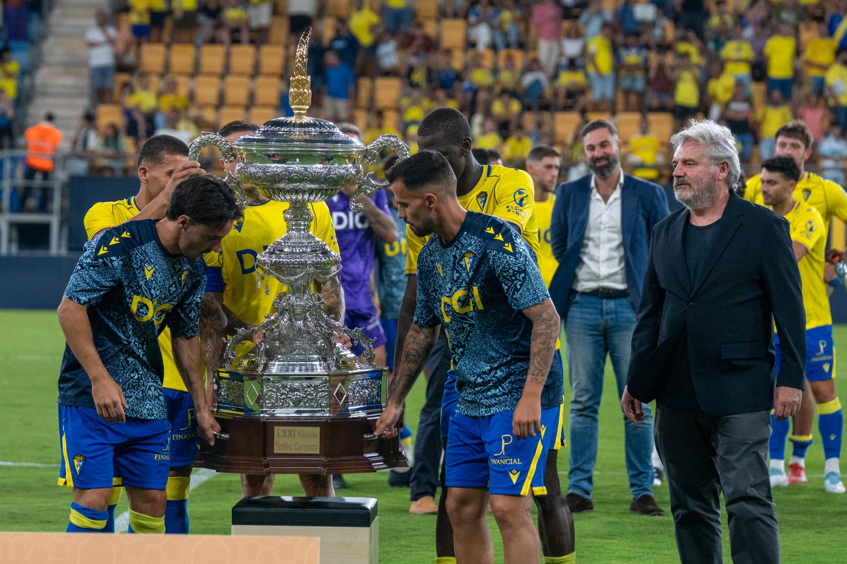 Entrega del Trofeo Carranza al equipo amarillo.