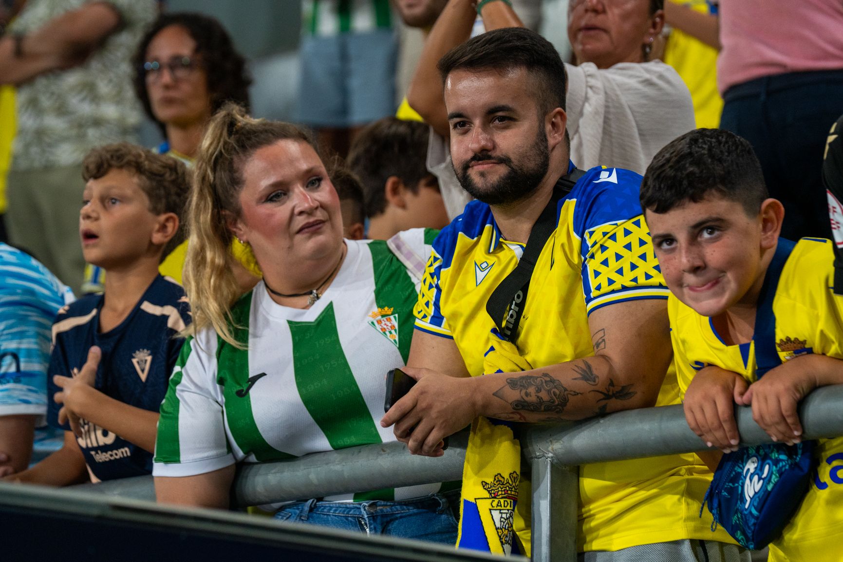 Aficionados cadistas y béticos en las gradas del Nuevo Mirandilla.