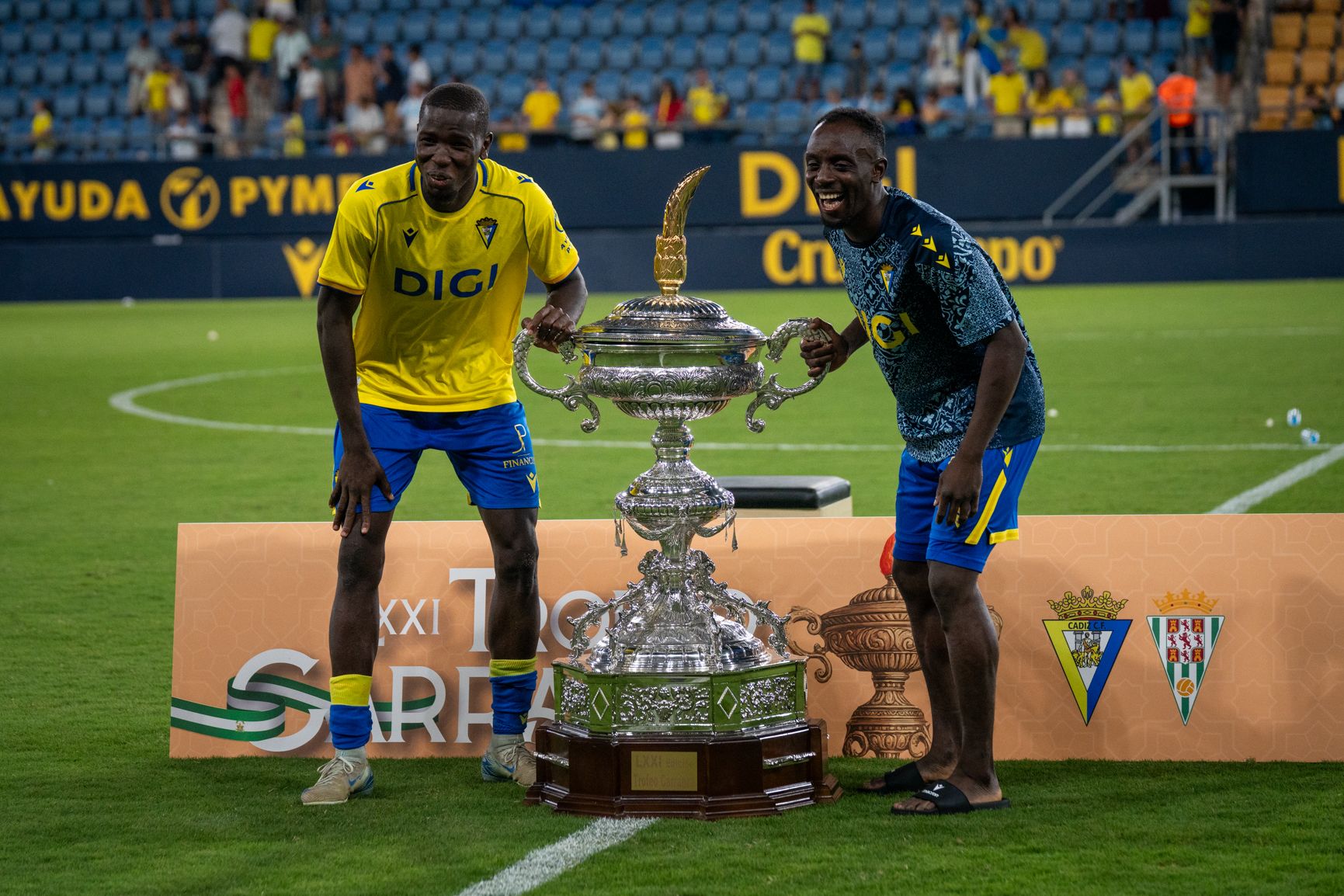 Jugadores del Cádiz CF con el Trofeo Carranza.