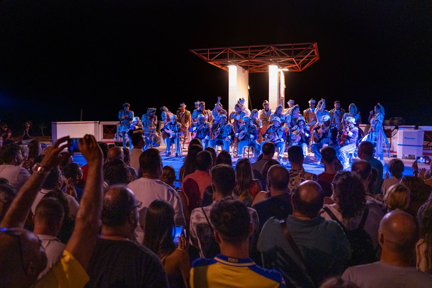 Actuación carnavalesca en la noche del Trofeo Carranza.