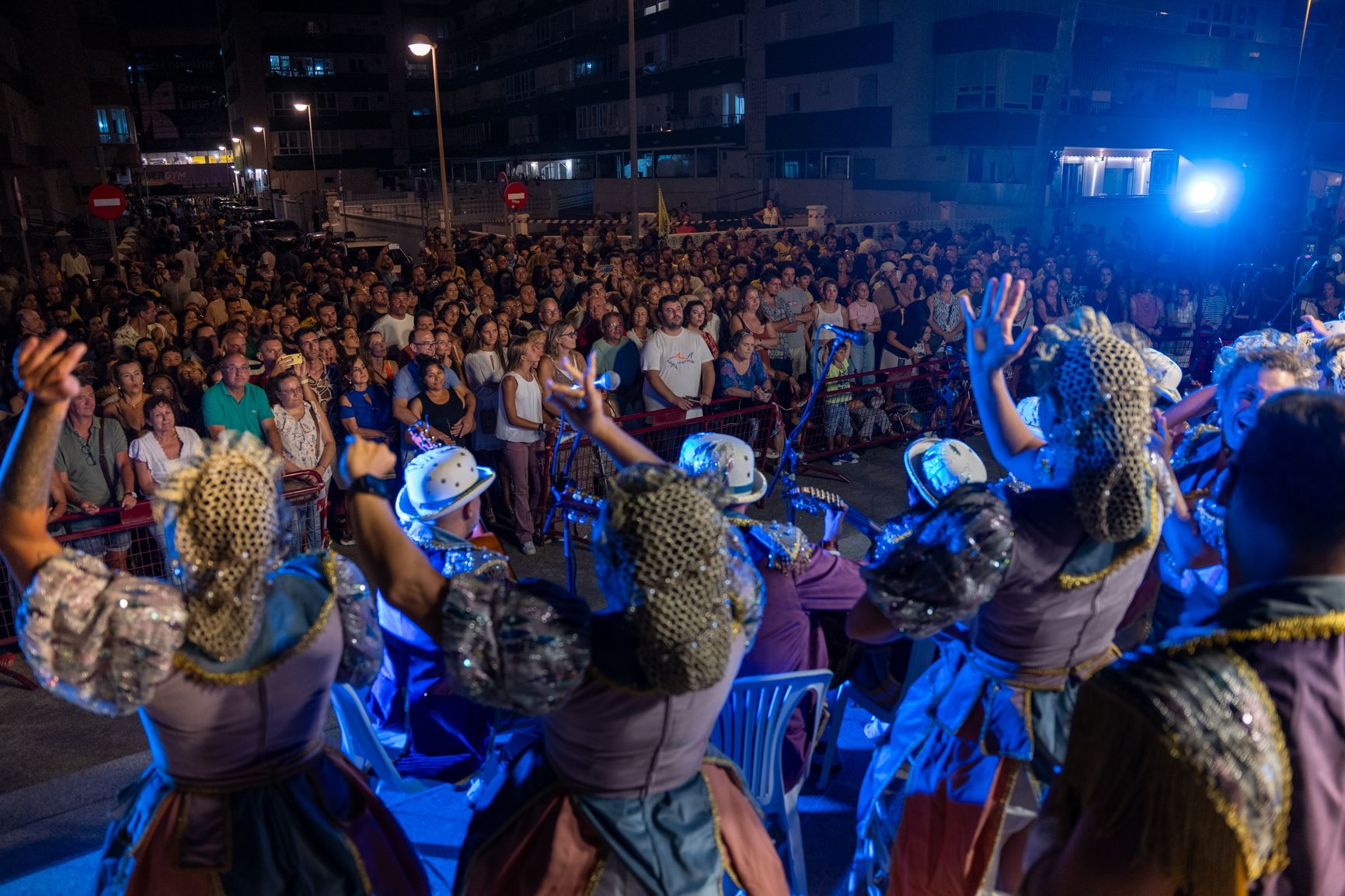 Agrupación en plena actuación durante la gran noche del verano gaditano, la del Trofeo Carranza.