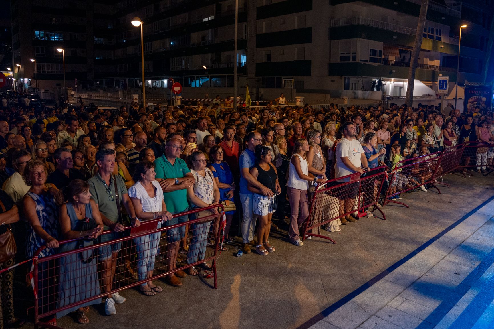Gran afluencia de público al espectáculo en el Paseo Marítimo.