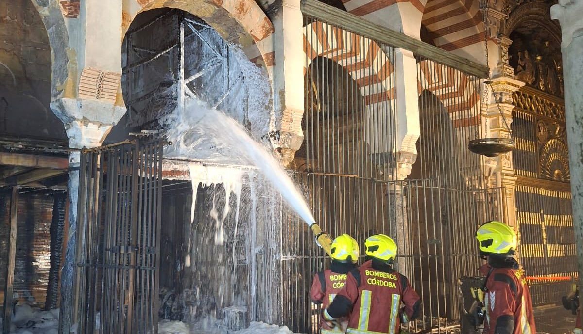 Bomberos intervienen en el incendio de La Mezquita de Córdoba.
