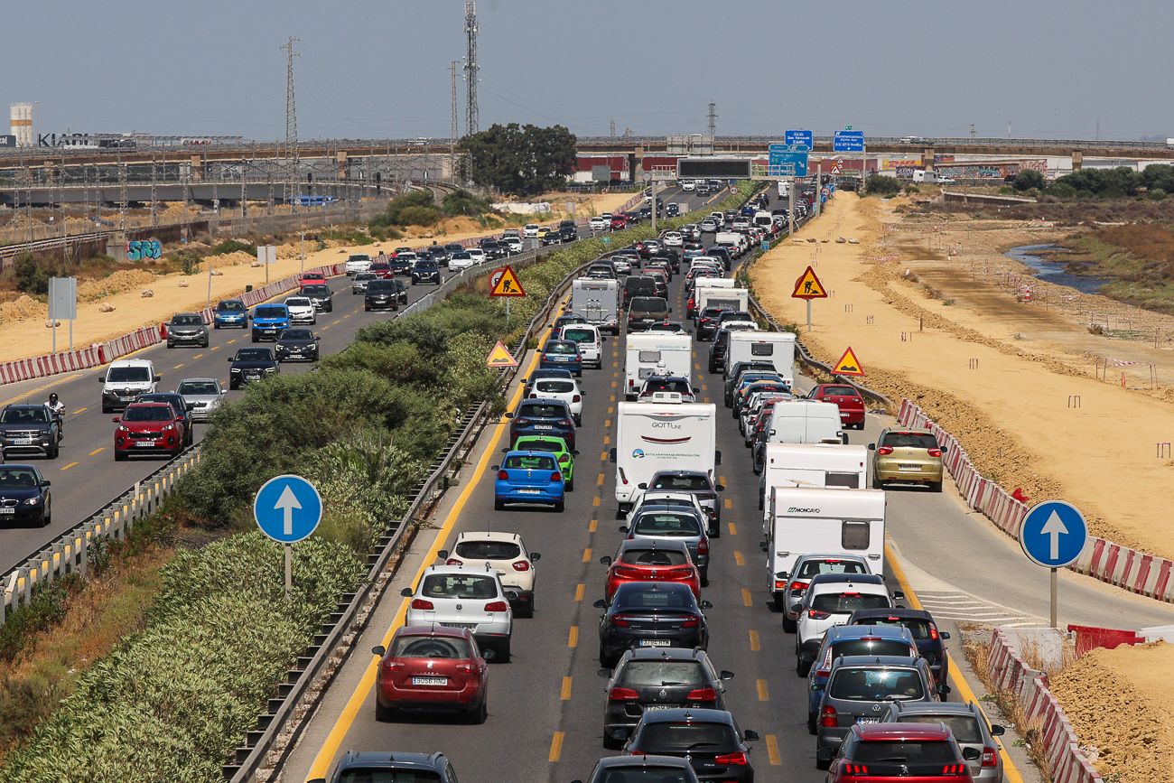 Tráfico en una carretera de la provincia de Cádiz.