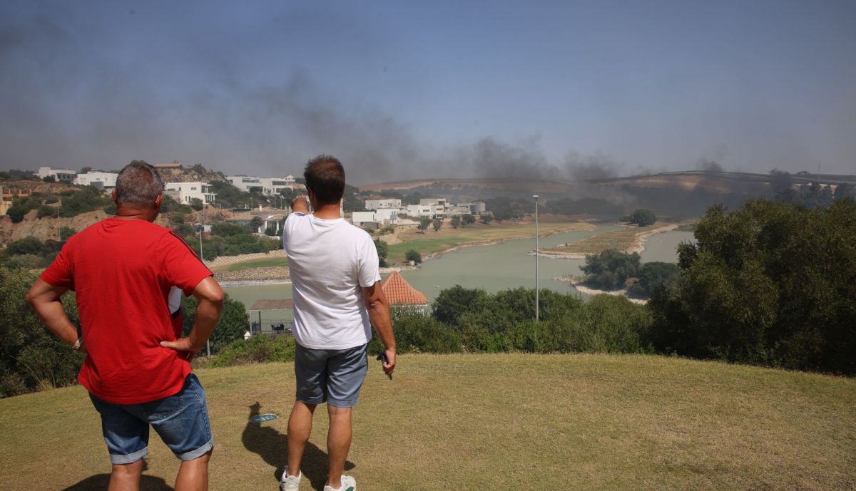 Vecinos de Montecastillo divisan el humo del incendio, este domingo en Jerez.