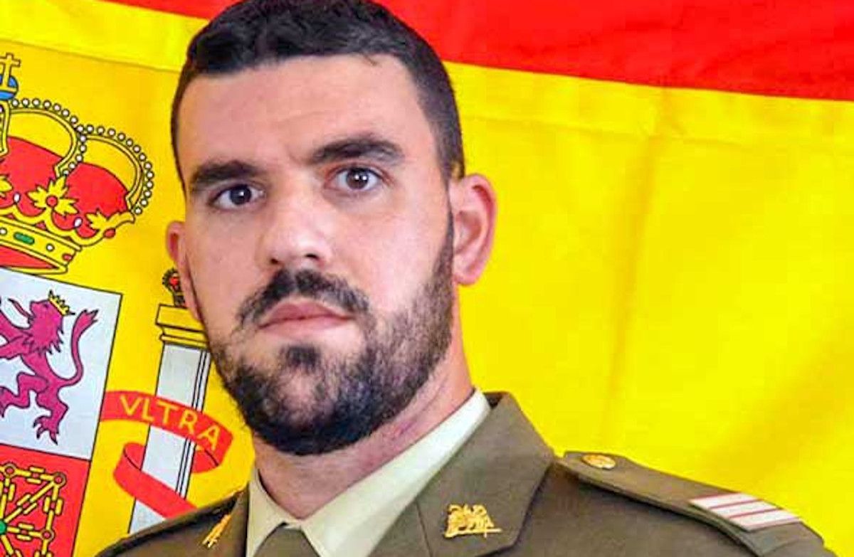 El sargento José Odero salva la vida a una persona en un accidente de tráfico en Sevilla.