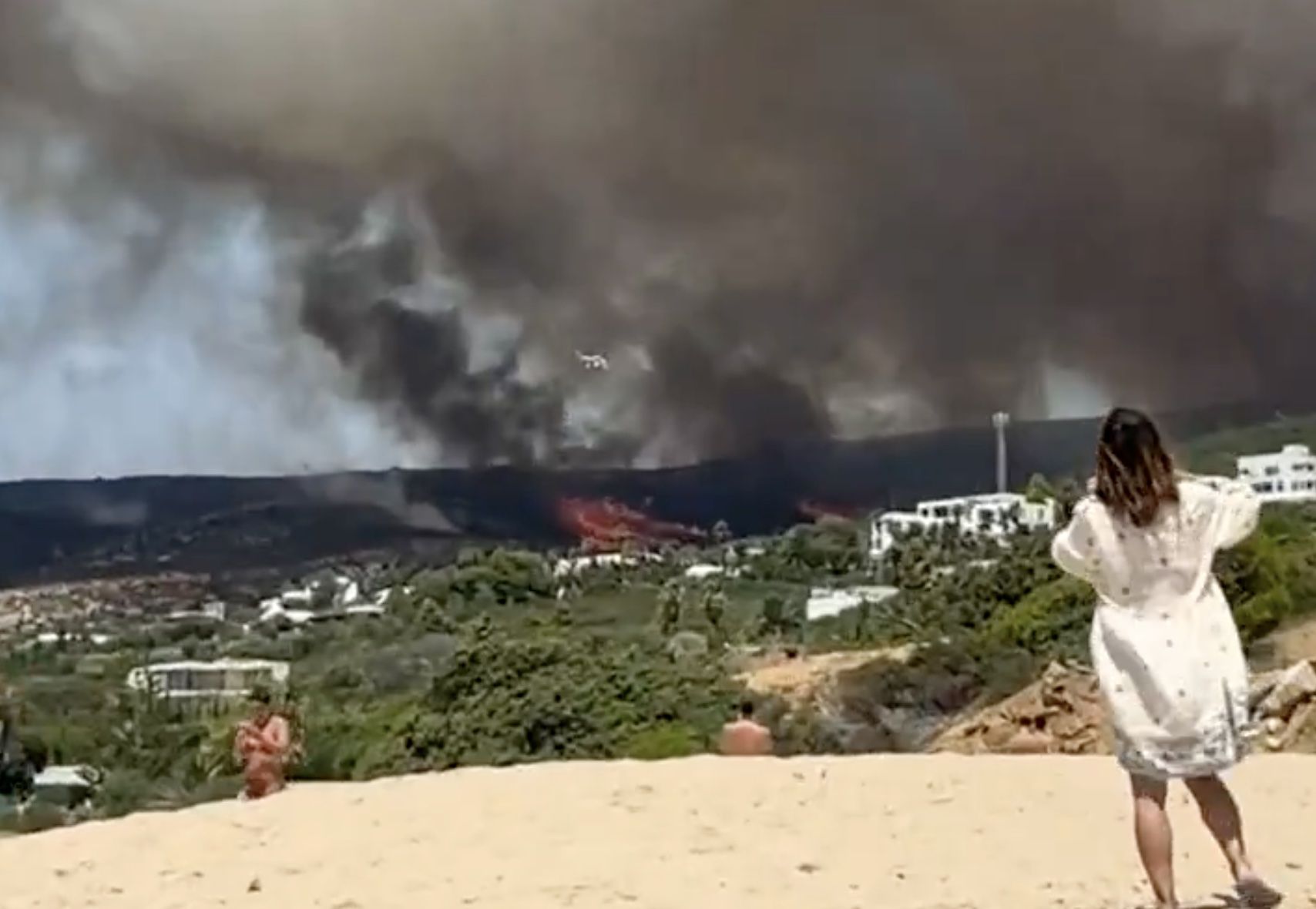 Fuego en Tarifa, visto desde la playa de los Alemanes.